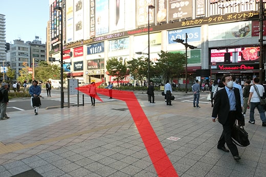 出站即可看到友都八喜（Yodobashi Camera），过前面的人行横道