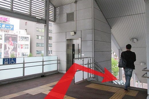 乘楼梯或电梯下到1层