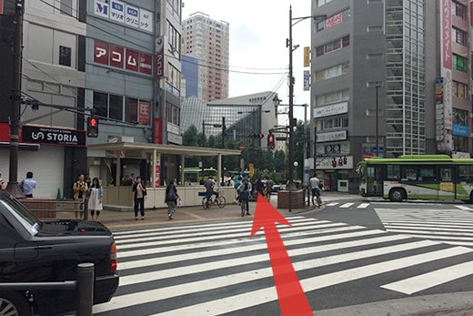 走全向十字路口最左侧的人行横道