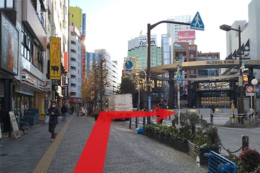 过7-11便利店正前方的人行横道