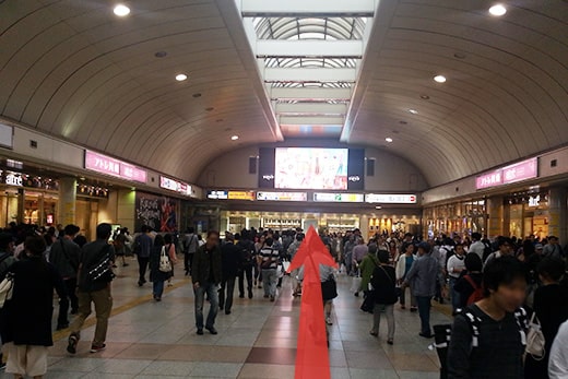 朝Azalea地下街方向直行，然后下楼梯