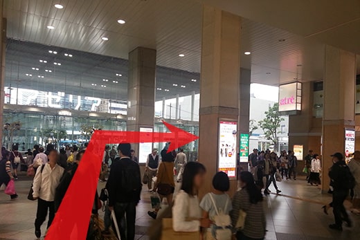 在Azalea地下街入口前右转