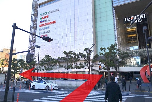 在友都八喜（Yodobashi Camera）前左转，前进至铁道下路口