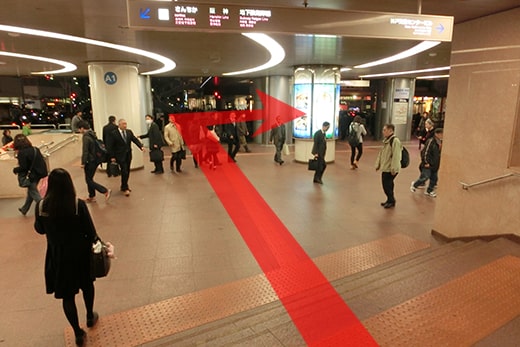 楼梯下来后右转