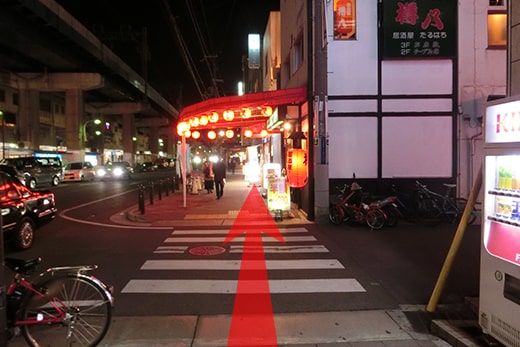 再过一次人行横道,继续直行