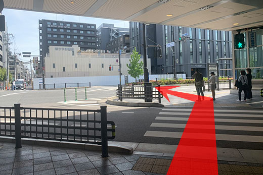 下完楼梯后，往左手边「京阪京都站南酒店」方向过马路
