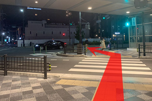 下完楼梯后，往左手边「京阪京都站南酒店」方向过马路