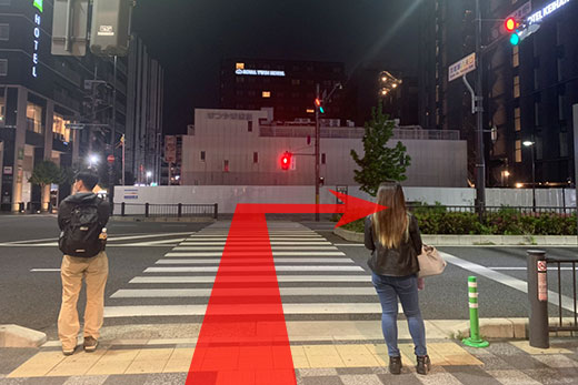 过完人行横道后右转