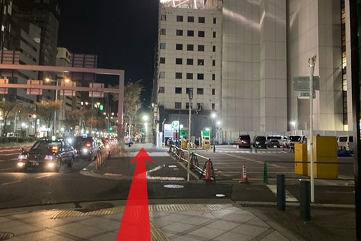 右手边是投币停车场，继续一直直走
