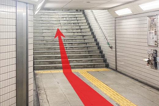 上西梅田站10号出口的楼梯 →10号出口之后的前进路线请参阅休息室主页指引