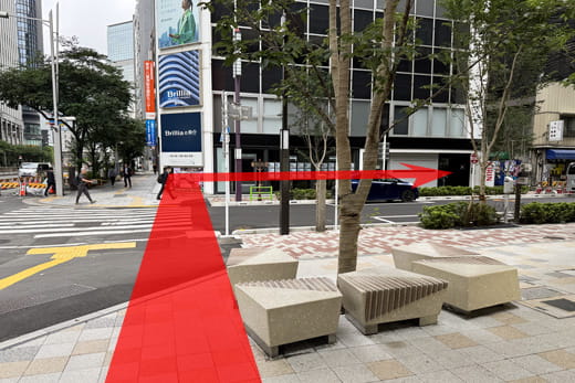 出16号出口后在眼前的路口右转,进入樱花通(Sakura-dori)后直行