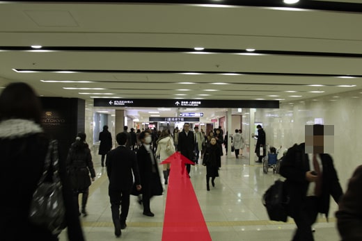 穿过GranTokyo北塔大楼
