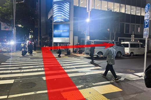 出16号出口后在眼前的路口右转,进入樱花通(Sakura-dori)后直行