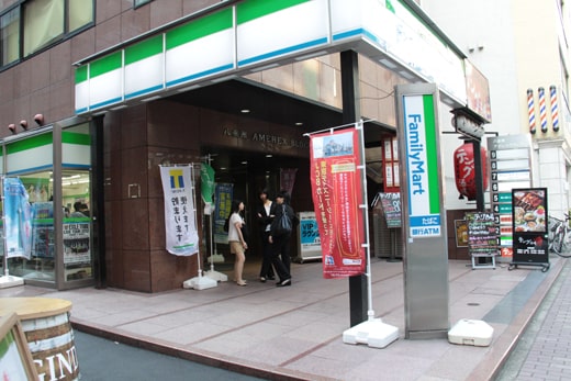 1层为FamilyMart便利店的这栋楼的2层・3层就是东京VIP休息室，请乘楼梯或电梯上楼
