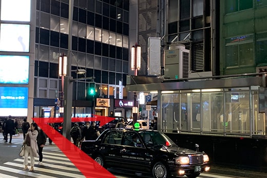 过完人行横道后，在八重洲地下街16号出口前右转，进入「樱花通（Sakura-dori）」直行