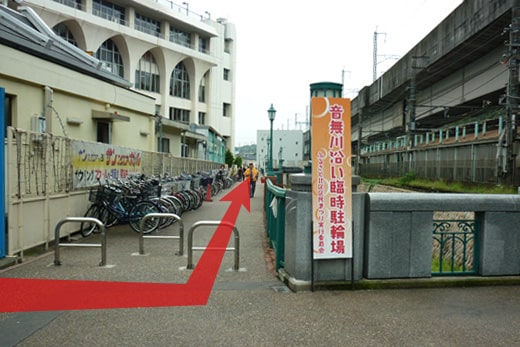 沿派出所与河流之间的道路前进