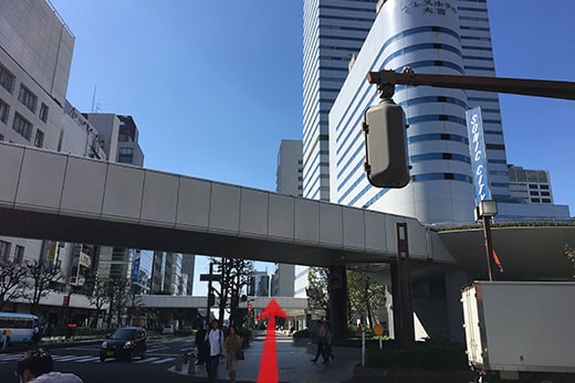 经过Palace Hotel(宫殿酒店)后继续直行