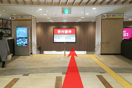乘楼梯或自动扶梯下行