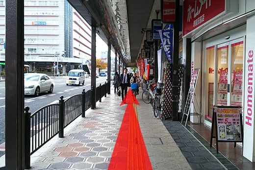 沿路继续直行