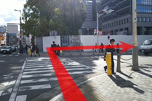 过第一个十字路口后右转