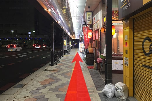 沿路继续直行