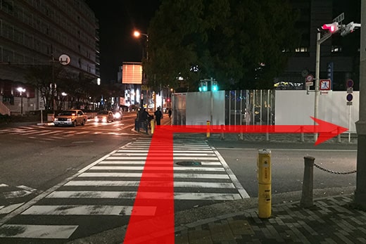 过第一个十字路口后右转