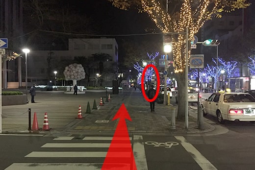 过人行横道后就能看到巴士站
