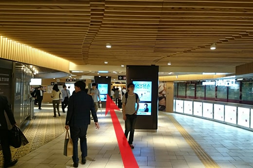 从地铁御堂筋线站台方向前往4号出口