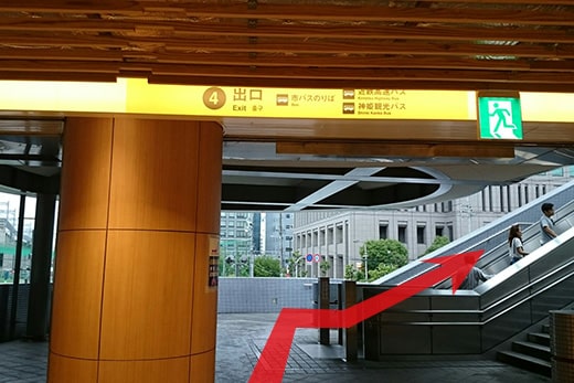 乘4号出口的扶梯上楼,来到人行天桥