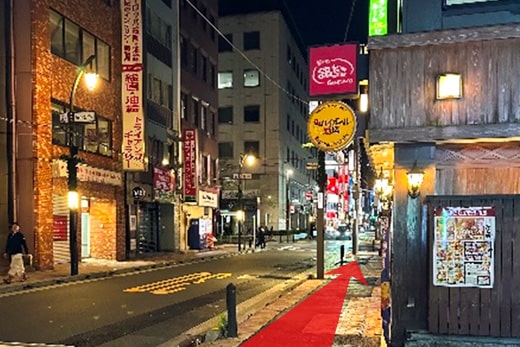 出东京VIP休息室后朝右方向前进(Gindaco章鱼烧店方向)
