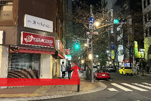 在有「Okashi no Machioka」零食店的第一个路口左转