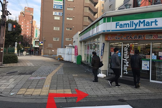 沿地铁出口与便利店之间的道路前进