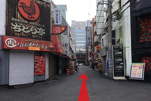 朝能看到高速公路高架的方向直行