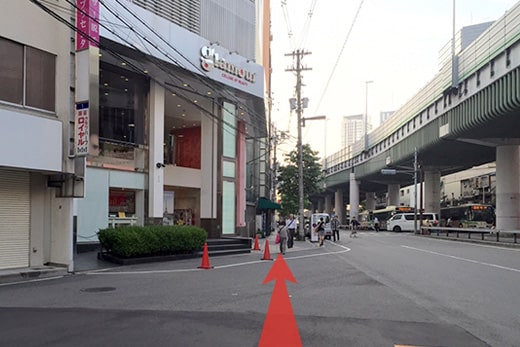 过马路后继续直行