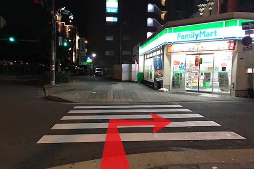 沿地铁出口与便利店之间的道路前进
