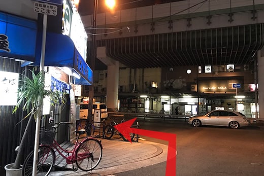 来到有高速公路高架的马路后,朝左手方向前进