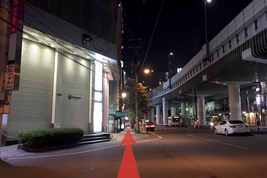 过马路后继续直行