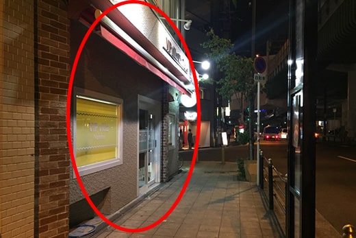 沿人行道前进,即可看到路旁的VIP Villa难波