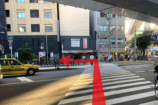 过人行横道,在第一个路口左转