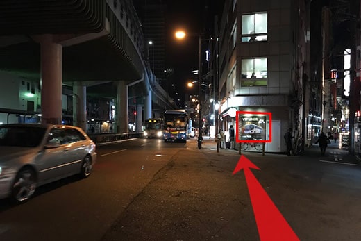 从MiniMini再走约20米即是VIP Villa难波,巴士招牌是标记