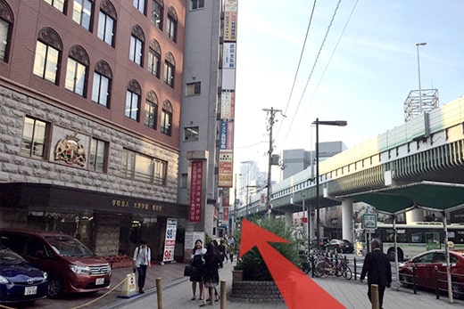 沿路继续直行