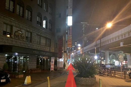 沿路继续直行