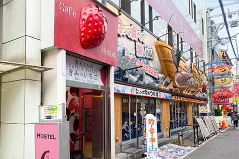 店面外观:1 楼是居酒屋,沿建筑左侧楼梯上 2 楼即到(官方 Access 页图注)