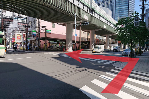 到十字路口,向有全家便利店(FamilyMart)的一侧过马路