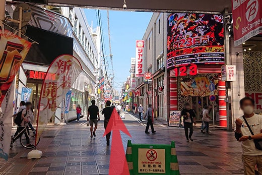 穿过商店街